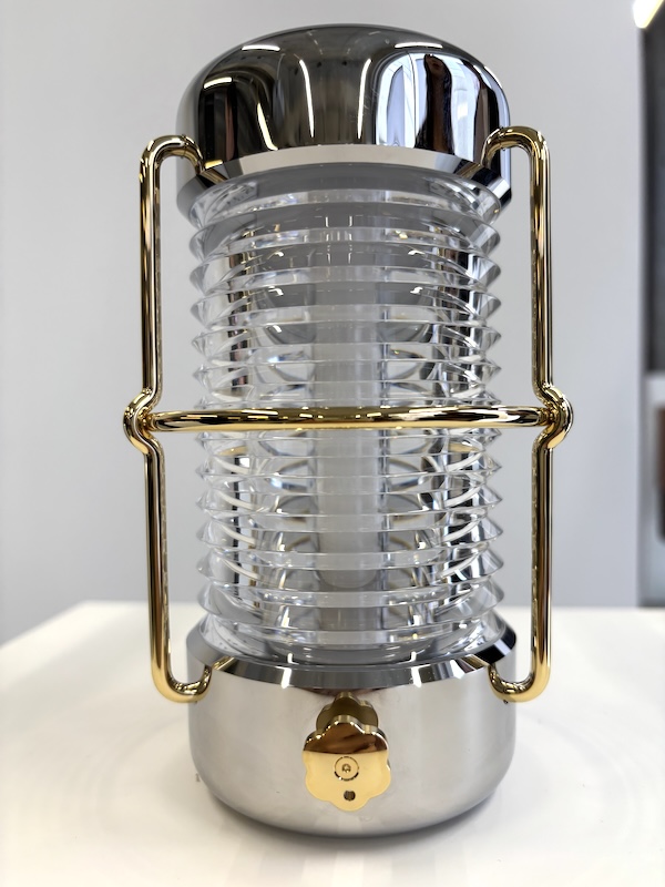 ダイヤルの回転によってオレンジから白へと光の色が変わっていく。消灯時は、ランプの灯りが消えるときのような「ふっ」としたアナログ感がある