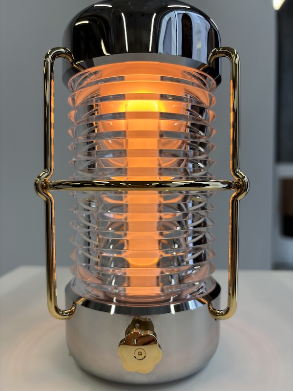 ダイヤルの回転によってオレンジから白へと光の色が変わっていく。消灯時は、ランプの灯りが消えるときのような「ふっ」としたアナログ感がある