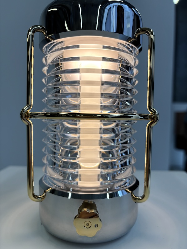 ダイヤルの回転によってオレンジから白へと光の色が変わっていく。消灯時は、ランプの灯りが消えるときのような「ふっ」としたアナログ感がある