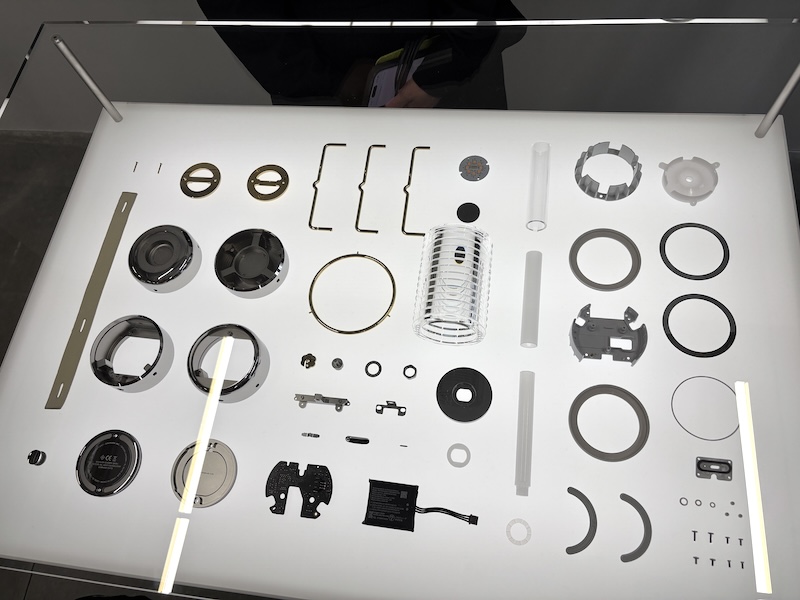 内部のパーツも公開。比較的内部にアクセスしやすい構造となっており、バッテリーの交換などのメンテナンスが将来にわたって確保されている