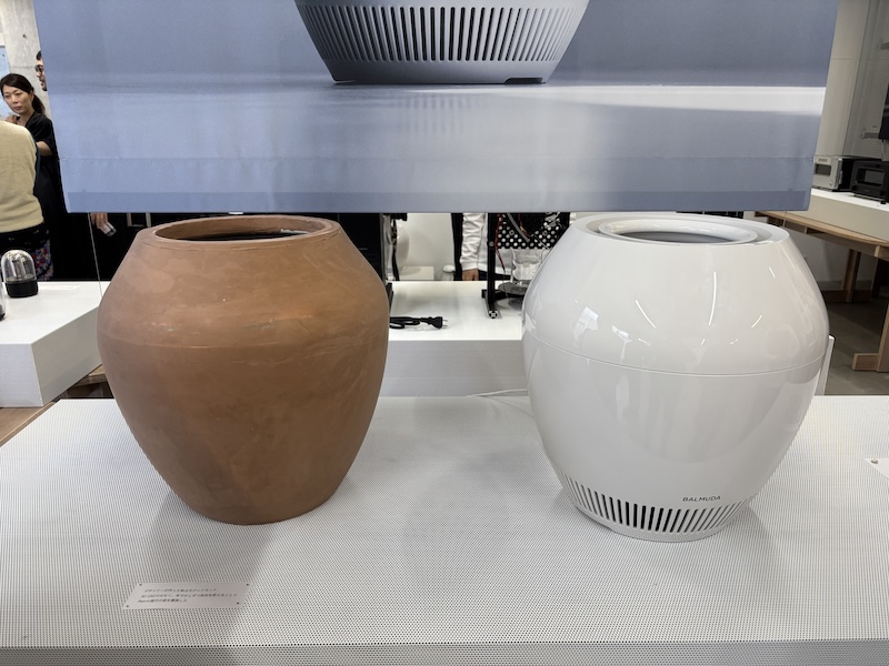 会場に展示されている加湿器「Rain」新モデル(写真右)