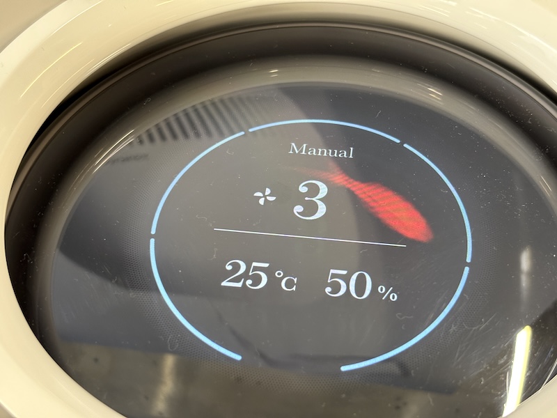 本体上部のディスプレイは、湿度や温度といった情報だけでなく、まるで水が入っているかのように水の波紋や金魚、紅葉の葉などを小川や雨といったアンビエントサウンドとともに表示する。本当の水瓶みたいで、とっても良い感じです