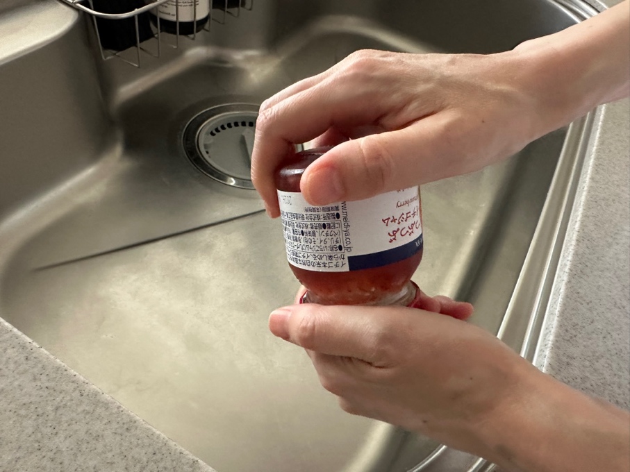 逆さにして回すだけで開くことがあります