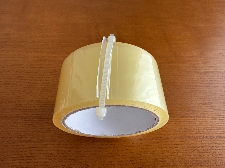 テープの切り口を結束バンドに貼り付ければ、もう見失いません