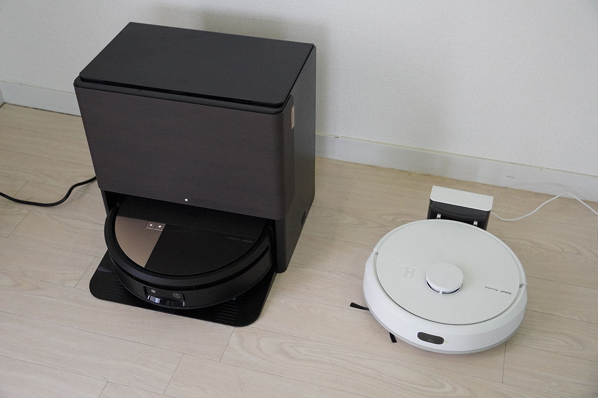 左が「Roomba Max 705 Combo ロボット + AutoWash 充電ステーション」、右が「Roomba 105 Combo ロボット」