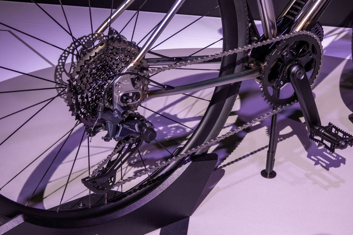 コンポーネンツはシマノ「CUES」