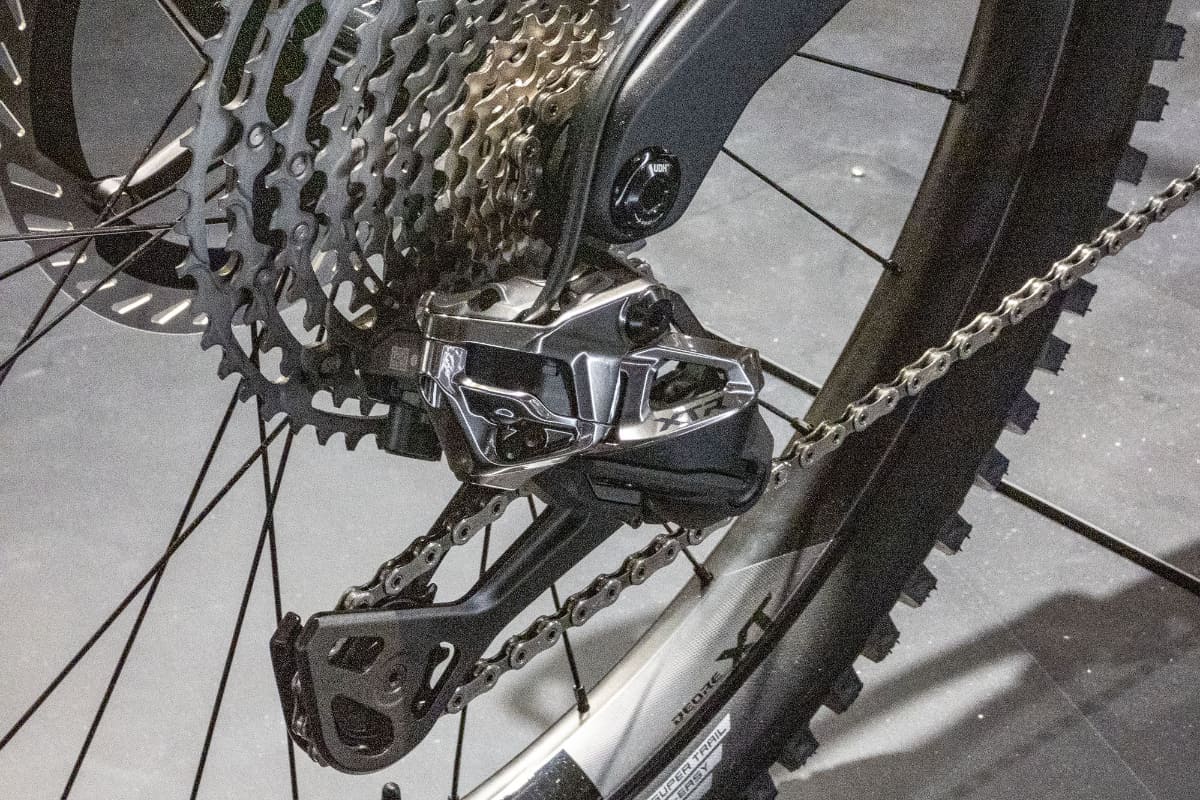 コンポーネンツはシマノ最新ハイエンド「XTR」