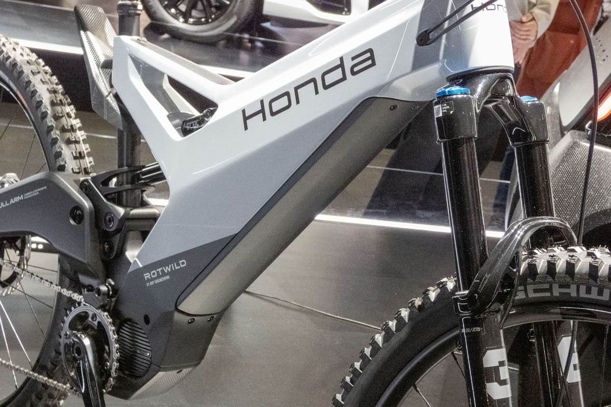 バッテリーはダウンチューブに内蔵。詳細は不明ですが、おそらく600Wh～700Whクラスの大容量なのでは