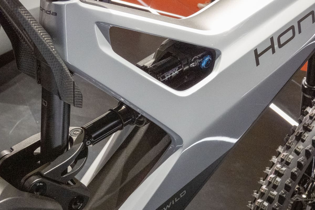 リアサスペンションも「FOX」