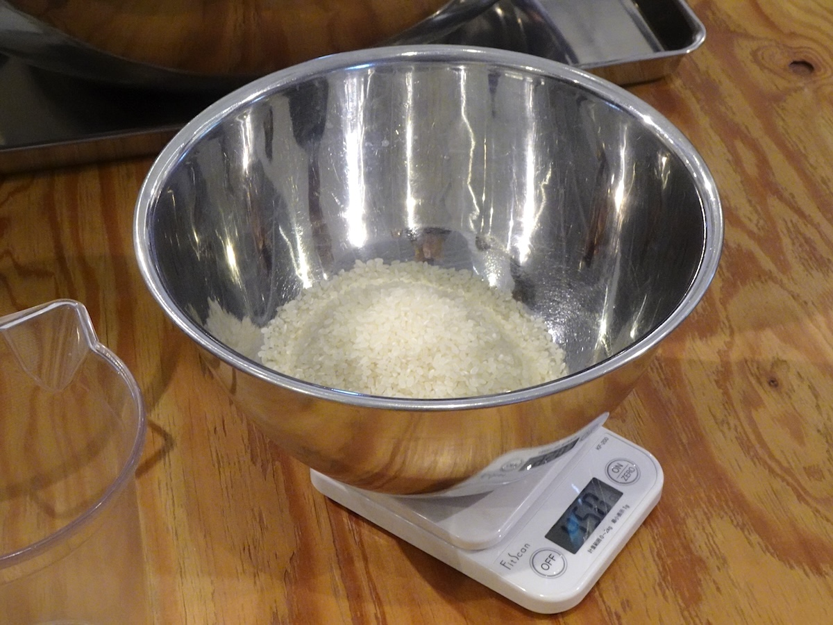 お米の計量はスケールを使うことで、計量カップよりも正確に計量できる。任意の量を炊飯できるのもメリットだ