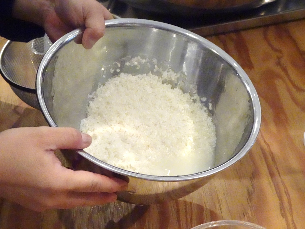 お米にきれいな水を吸わせるために、1杯目の水はそのまま捨てることを推奨