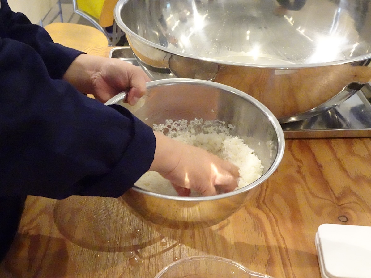 洗米は水を捨てた後にお米の周りにまとわりついた水で行なう。お米にできるだけ汚れた水を吸わせないようにするためだ