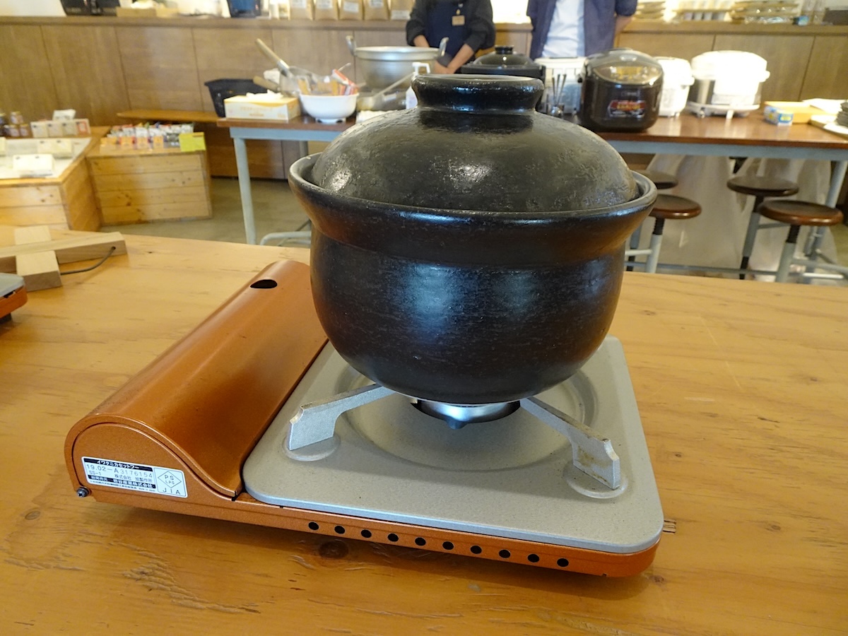 実演に使用された「有田焼黒釉ごはん土鍋」。1/2/3/5合用があり、3合までは炊き時間約10分、蒸らし時間10分で炊飯ができる手軽さでも人気の商品とのこと