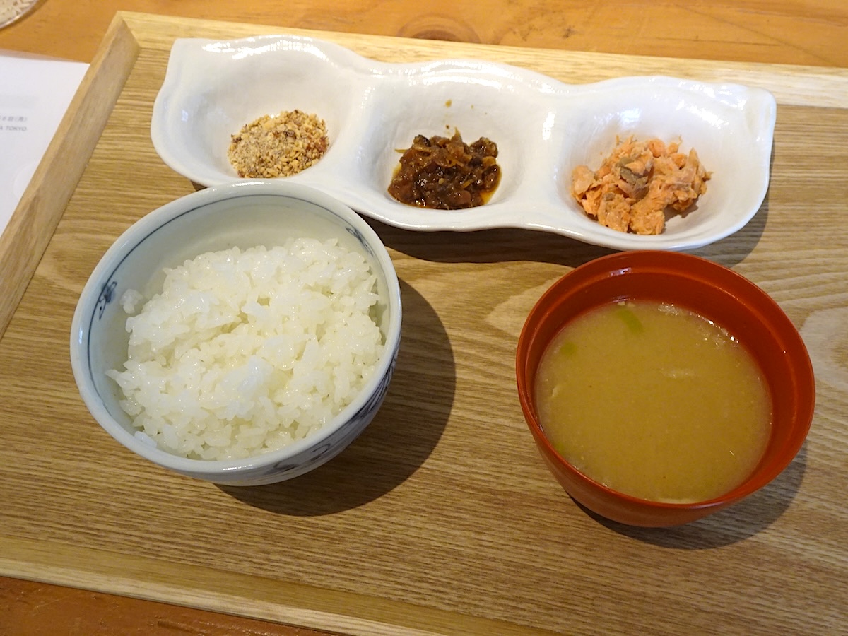 炊き上がったごはんを試食