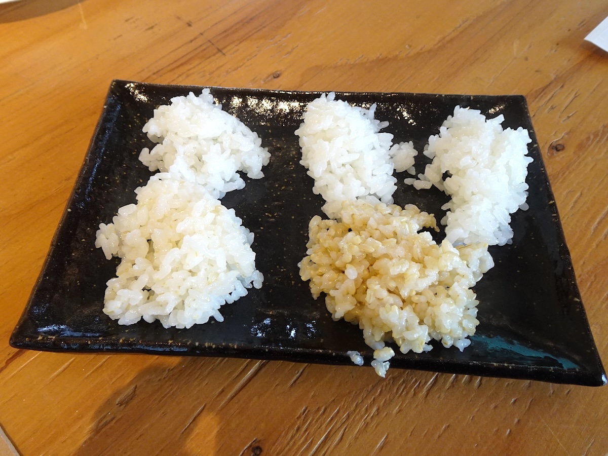 利き米体験として提供されたごはん。写真左上から右下の順に、いちほまれ(白米)、風さやか(白米)、ミルキークイーン(白米)、いちほまれ(5分づき)、いちほまれ(玄米)。