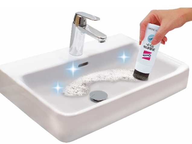 使い方は簡単。キャップを外し、スポンジ部分を清掃面に押し付けて泡立て、洗面ボウル全体を軽くこすり洗いして水で流すだけ