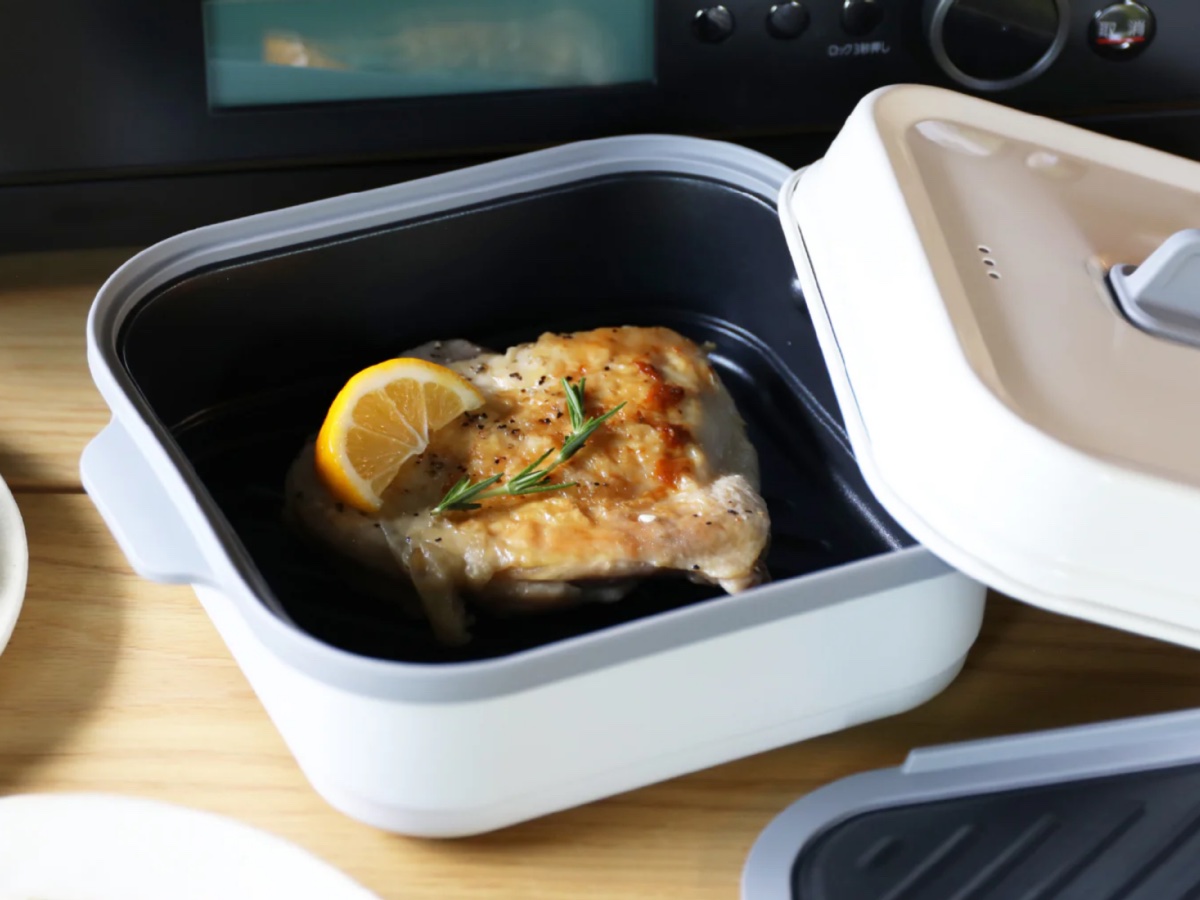 電子レンジで香ばしいチキンソテーなどを作れる「レンジグリル角型 両面焼き」