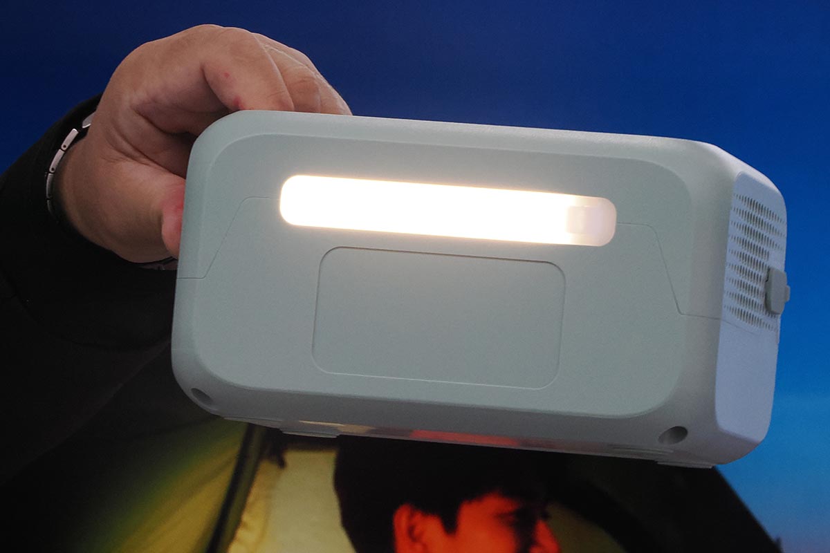 背面にLEDライトを装備