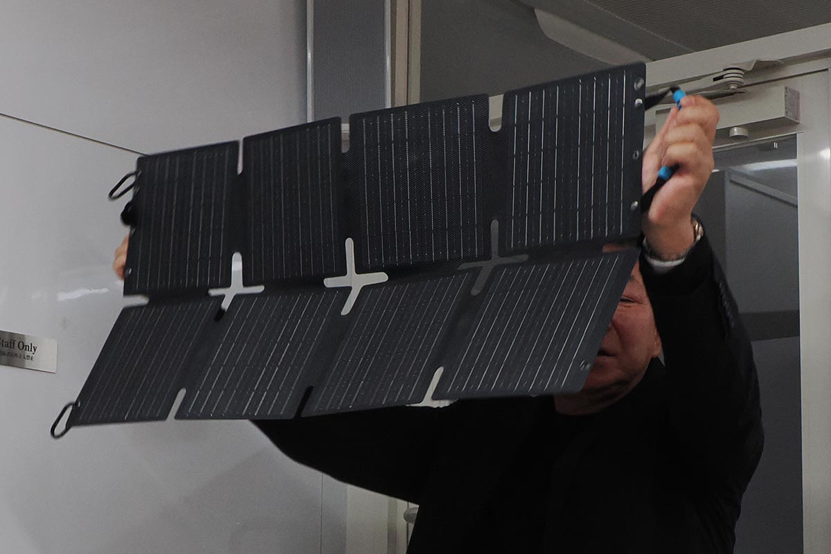 セットでも販売する折り畳み可能なソーラーパネル