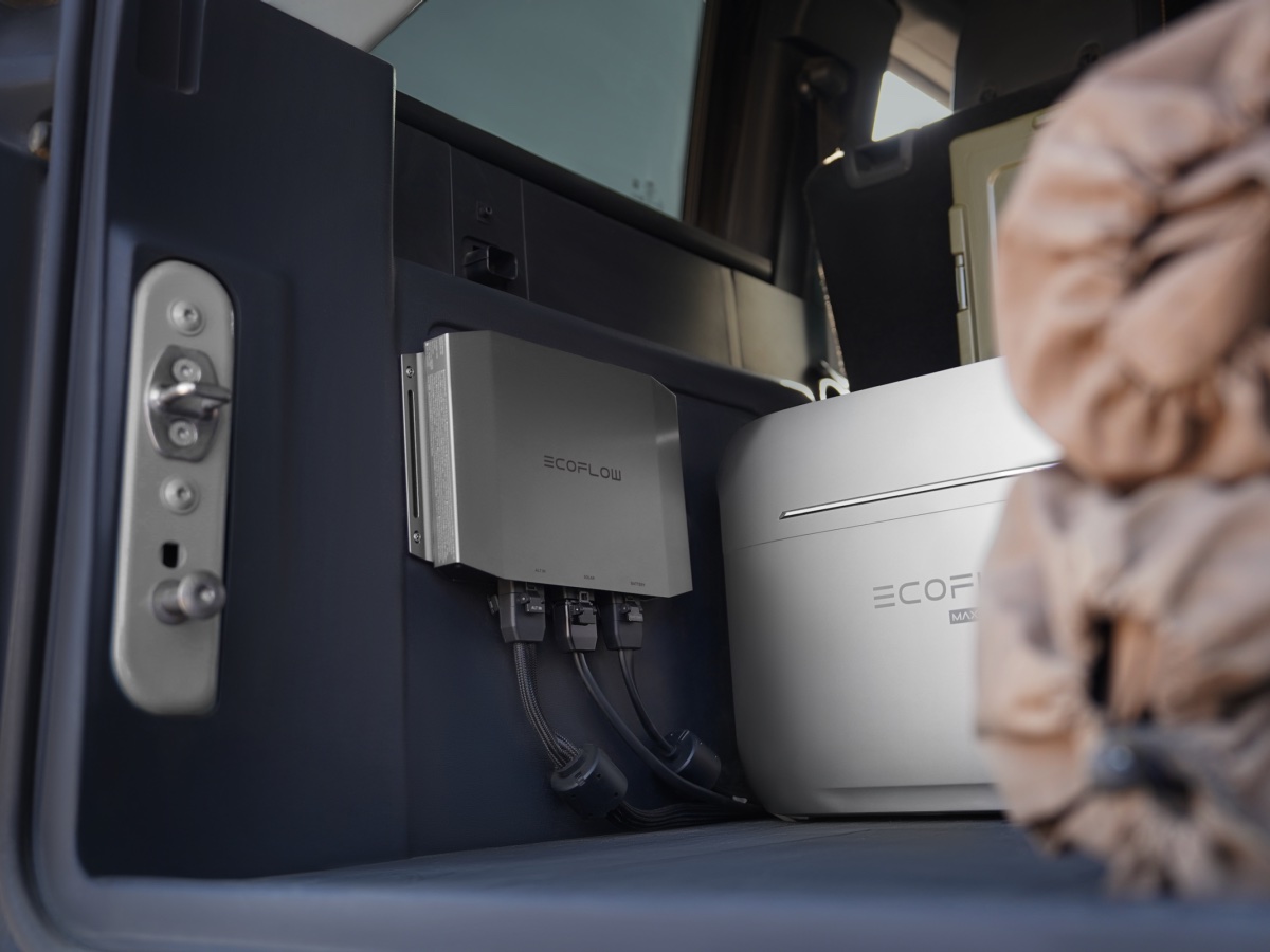 ポータブル電源を急速充電できる走行充電器