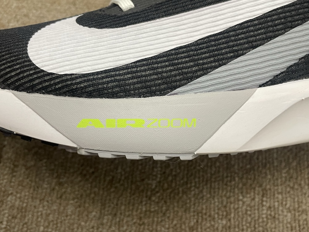 ミッドソールには柔軟なクシュロン 3.0フォームを採用し、前足部に内蔵されたAir Zoomユニットが、弾むような蹴り出しと安定した反発性を実現する