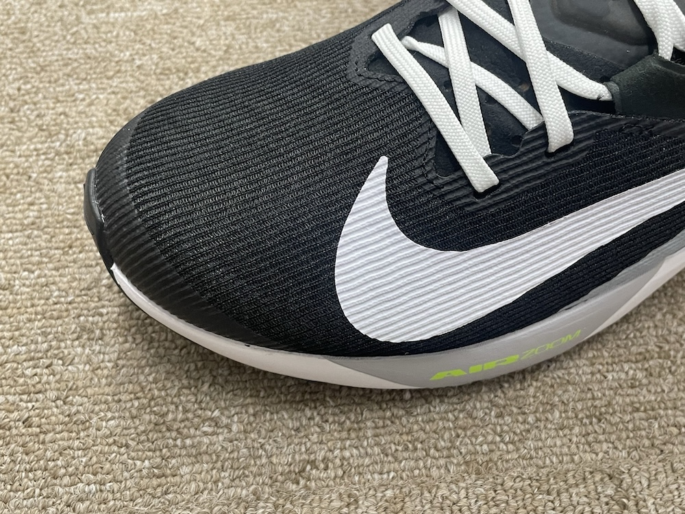 軽量で通気性に優れたメッシュアッパーを採用