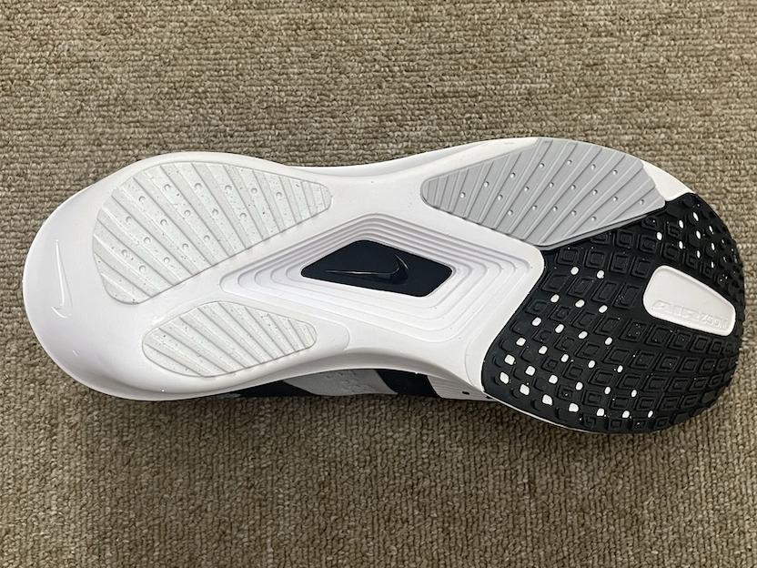 アスファルトやコンクリートといった舗装路だけでなく、土や芝といったオフロードでも高いグリップ性を発揮する、ワッフルパターンのアウトソール。中足部にはプラスチックのパーツを配し、反発力と安定性をみせてくれる