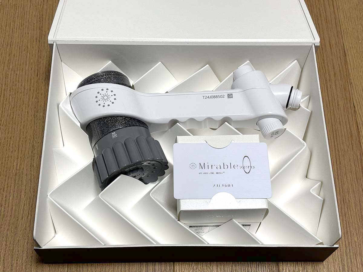 高級感のある箱に包まれての登場