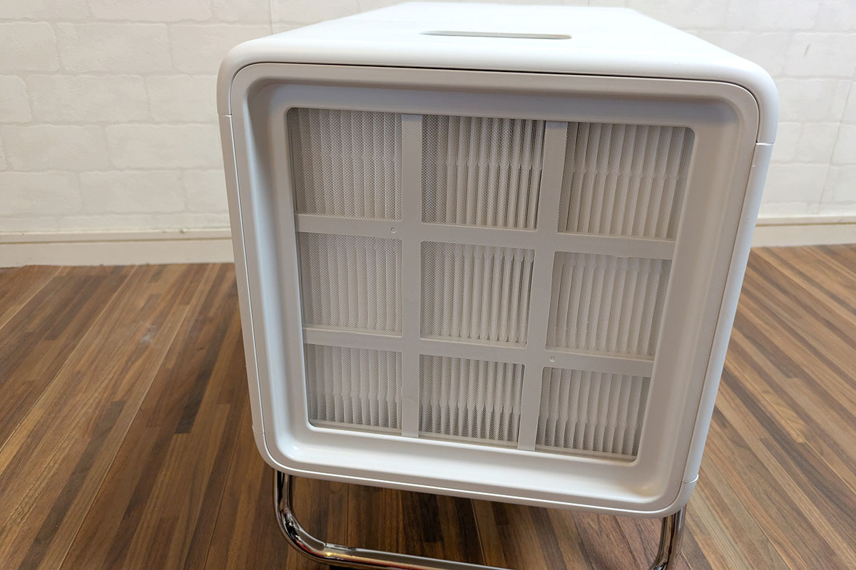 本体底部。プレフィルターが設置されている