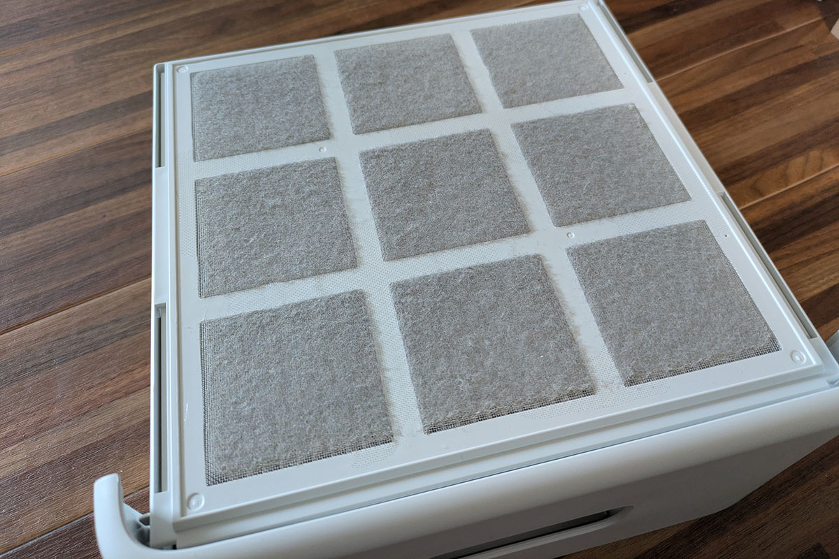 約1カ月使ったプレフィルター。しっかりホコリが付着していました