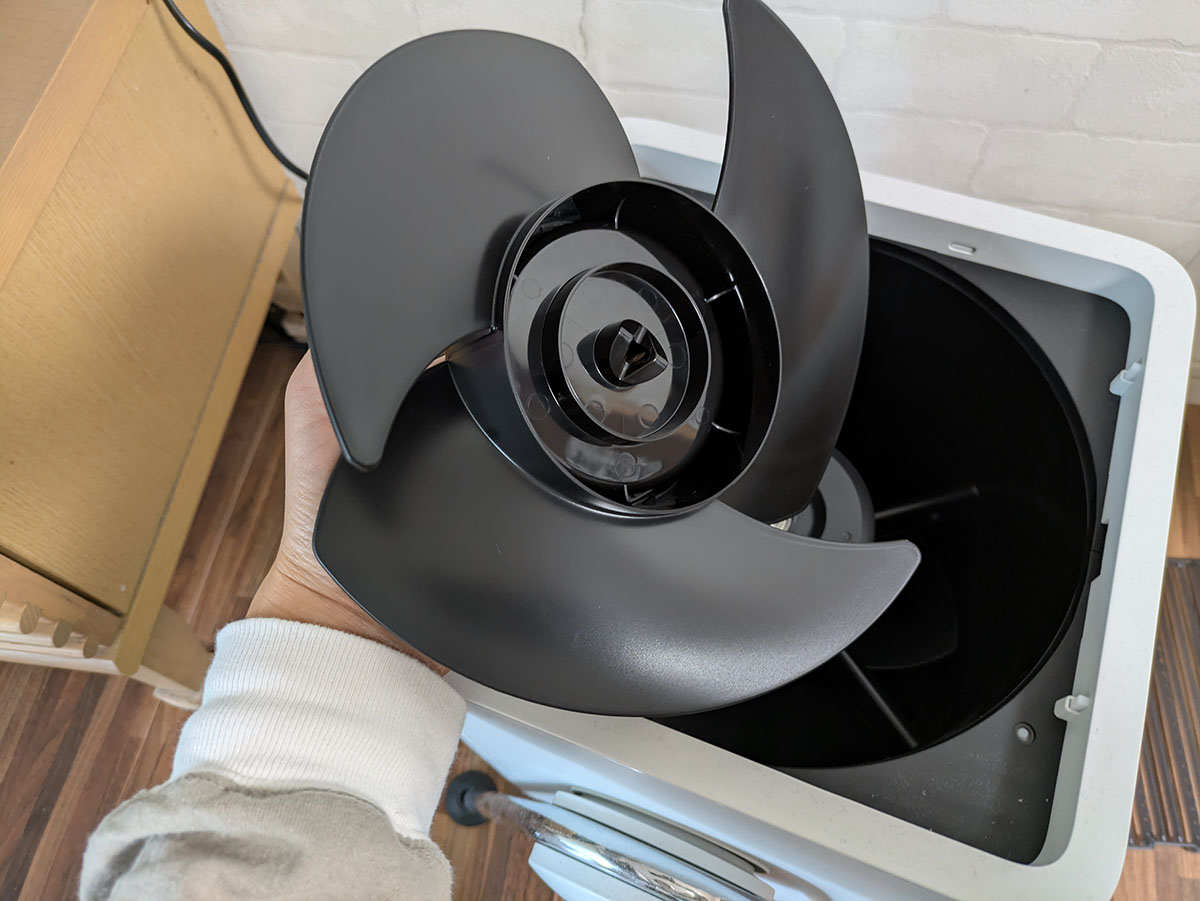 中のファンは取り外し可能なのはもちろん、水洗いまでできるというのに驚き
