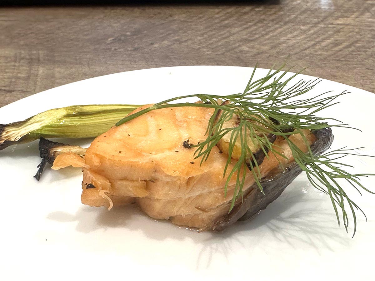 サーモンのレモンハーブグリル。表面はパリッと、中はフワッとした食感で、レモンとハーブのさわやかな香りも印象的なレシピ