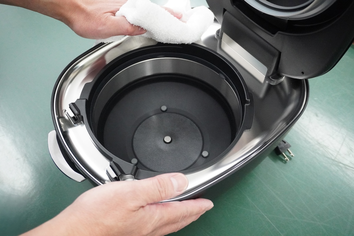 製品の内外部を徹底的にクリーニング