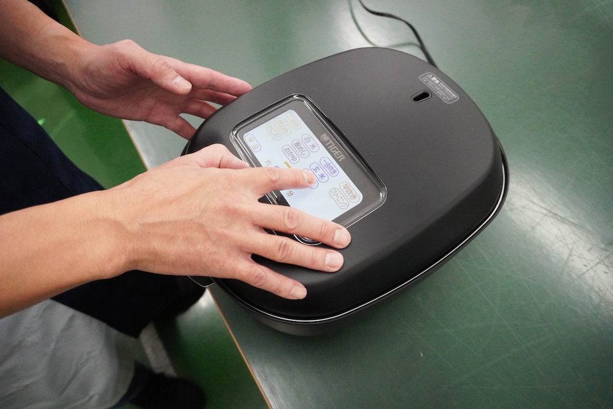 専門技術者により動作確認と品質保証テストが行なわれる