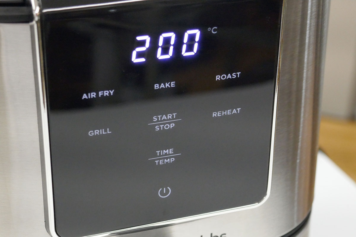 操作はタッチパネルで行なう