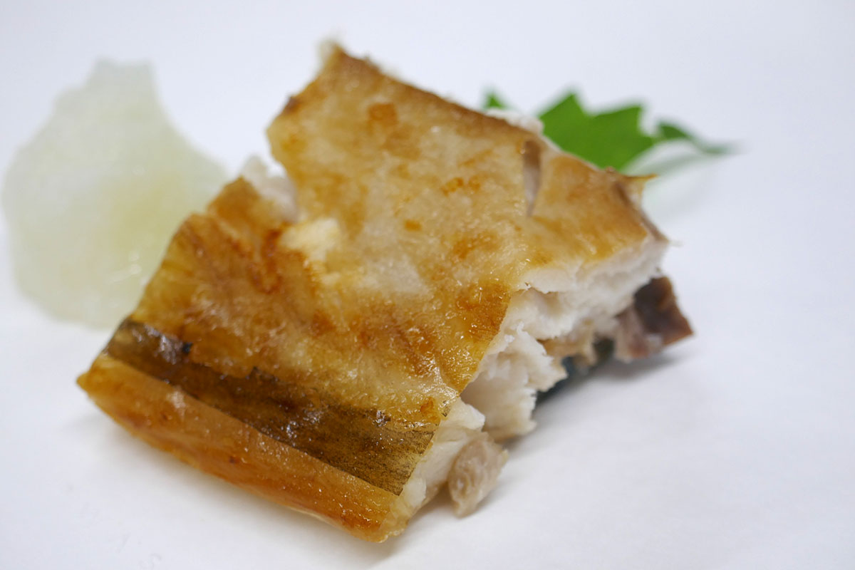 本機で焼いたサバは外はこんがり、身はふっくらと仕上がっており、とてもいい焼き加減。焼き魚というと、途中でひっくり返したり、焦げないように見はったりなにかと調理に気を使う印象だが、ボタン1つのおまかせ調理でこの仕上がりはありがたい