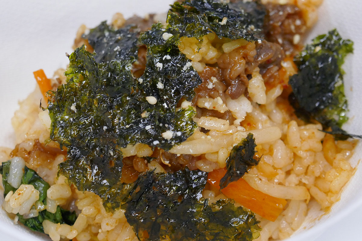 ビビンバはバスケットにごはんを敷き詰め、カットした野菜と味付けしたこま切れ肉をのせ、約9分加熱するだけ。ごはんは冷凍でもOKとのこと