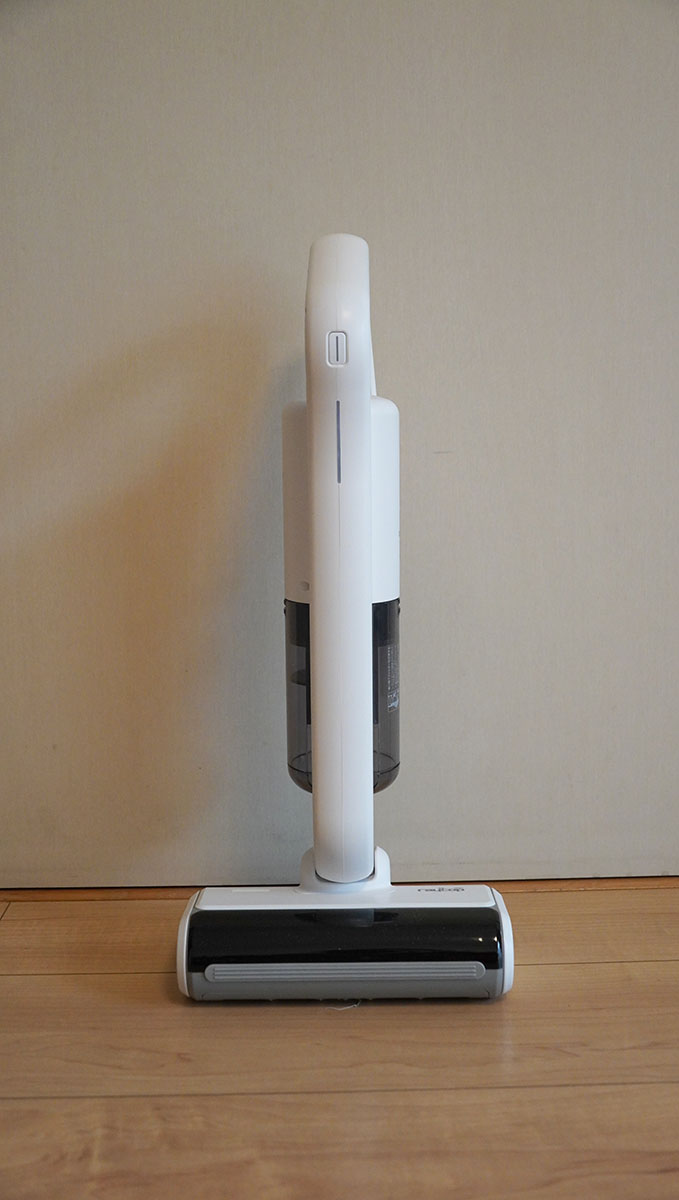 マットで落ち着いた質感とシンプルなデザイン。ダストカップの中身はハンドル部分に隠れるため、正面からは見えにくくなっている