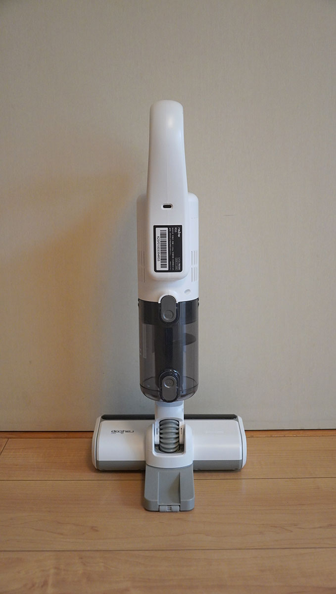 本体背面。充電端子やダストカップの接合部、ヒンジ部などは背面に集中し、正面からのデザイン性を損ねない