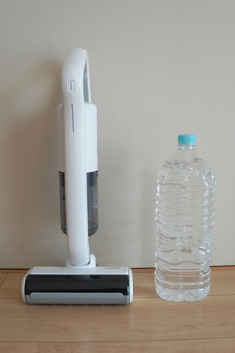 本体サイズは20×18.5×46.5cm(幅×奥行き×高さ)。2Lペットボトル(右)と並べてサイズ感を比較