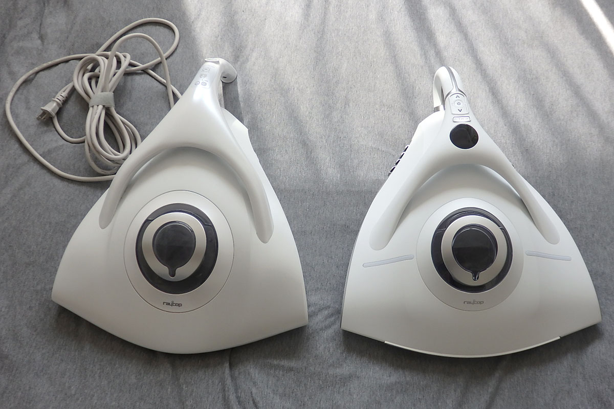 プレミアムラインとして2015年に発売された「レイコップRP」(左)と、初めてコードレス化を実現した2017年発売の「レイコップRX」(右)。重量は、それぞれ約3.4kg(コード除く)、約2.5kg。カブトガニのような独特の形状はレイコップの象徴的なデザインでもあった