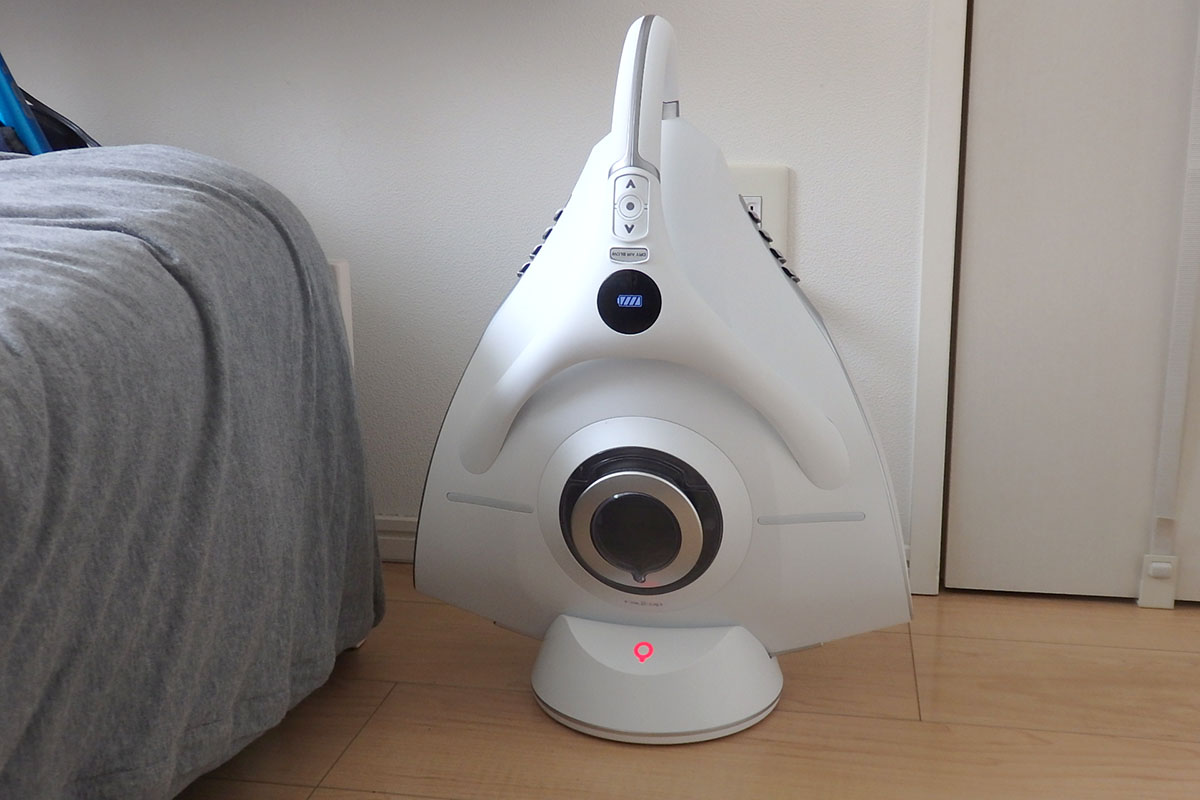 「レイコップRX」では、充電台を兼ねた専用のスタンドが付属し、縦置きできるようになった