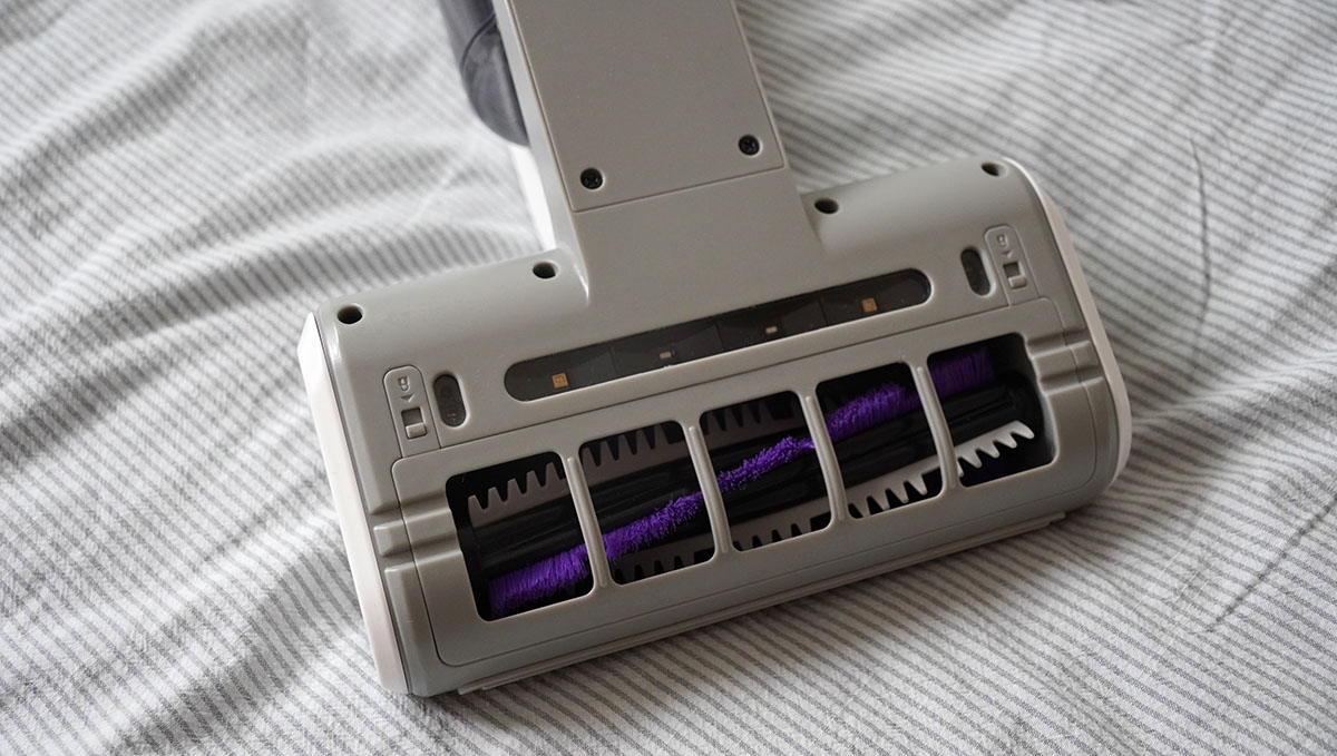 “たたきブラシ”と呼ばれる、ふとん掃除機特有の回転ブラシを備えている