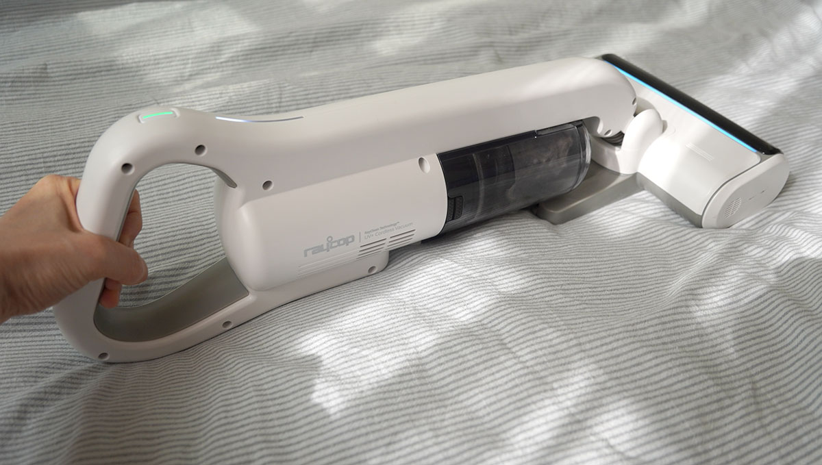 ヘッドの角度を柔軟に動かせるため、ふとんにピッタリくっつけてのお掃除もできる