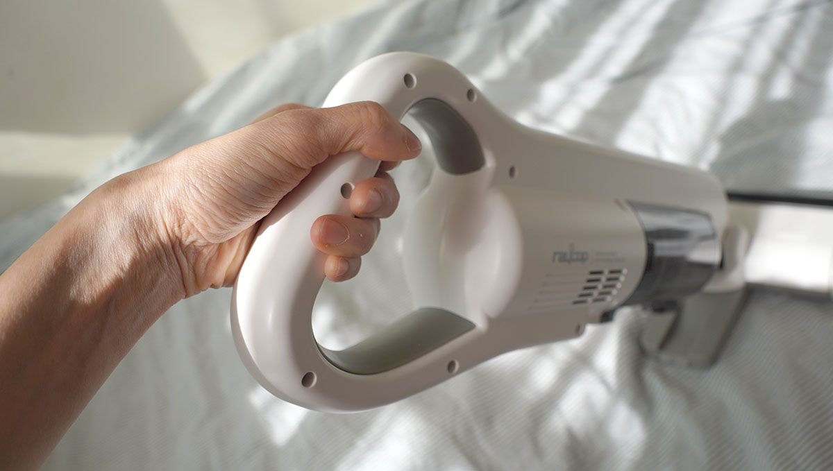 人間工学に基づいて設計されたハンドルは、重心バランスが程よい位置を握ることができるため、負担が少ない