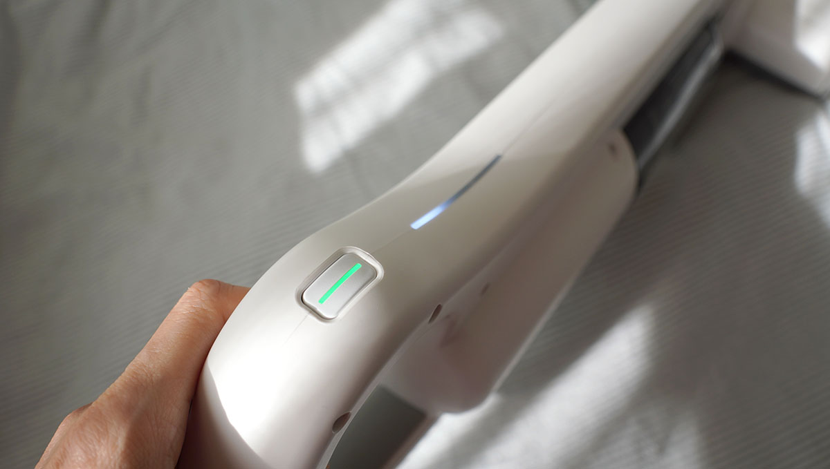 本体のスイッチを押すと吸引力が2段階に切り替わる。ボタン下のLEDインジケーターはバッテリーの残量を示している