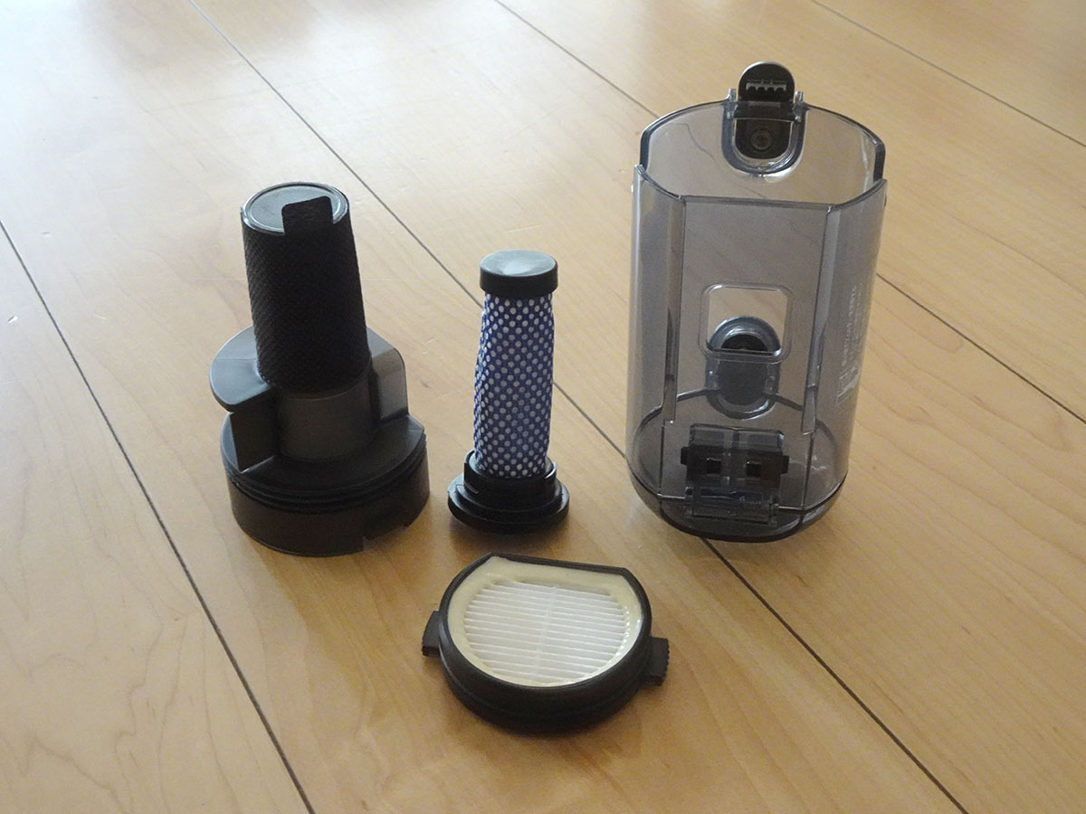 ダストボックス内は、使い捨てフィルター、メタルフィルター、ファブリックフィルター、HEPAフィルターの4重構造のフィルターを採用している