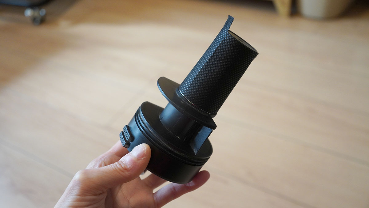 金属フィルターの外側にかぶせた使い捨てフィルターでほとんどのゴミをカットできる