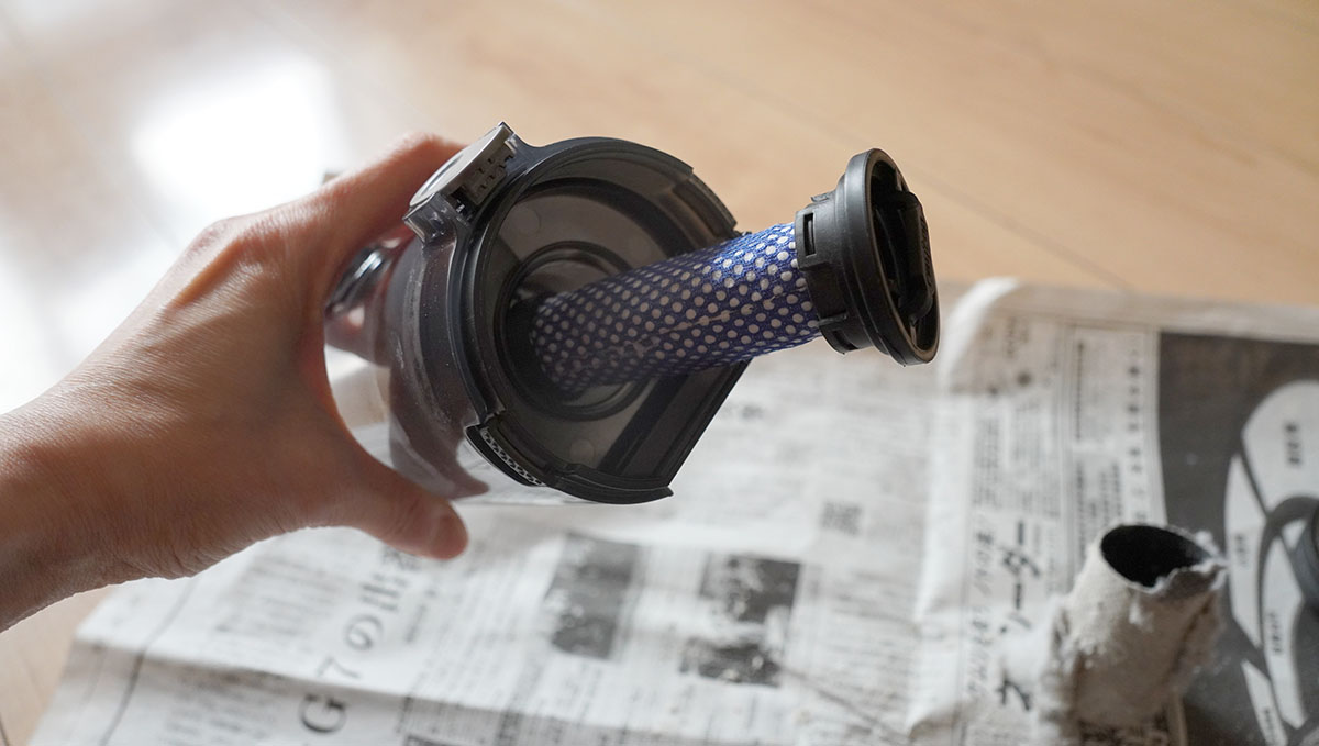 排気側の最後にあるのがHEPAフィルター。その手前にあるファブリックフィルターはほとんど汚れていないが、水洗いもできる