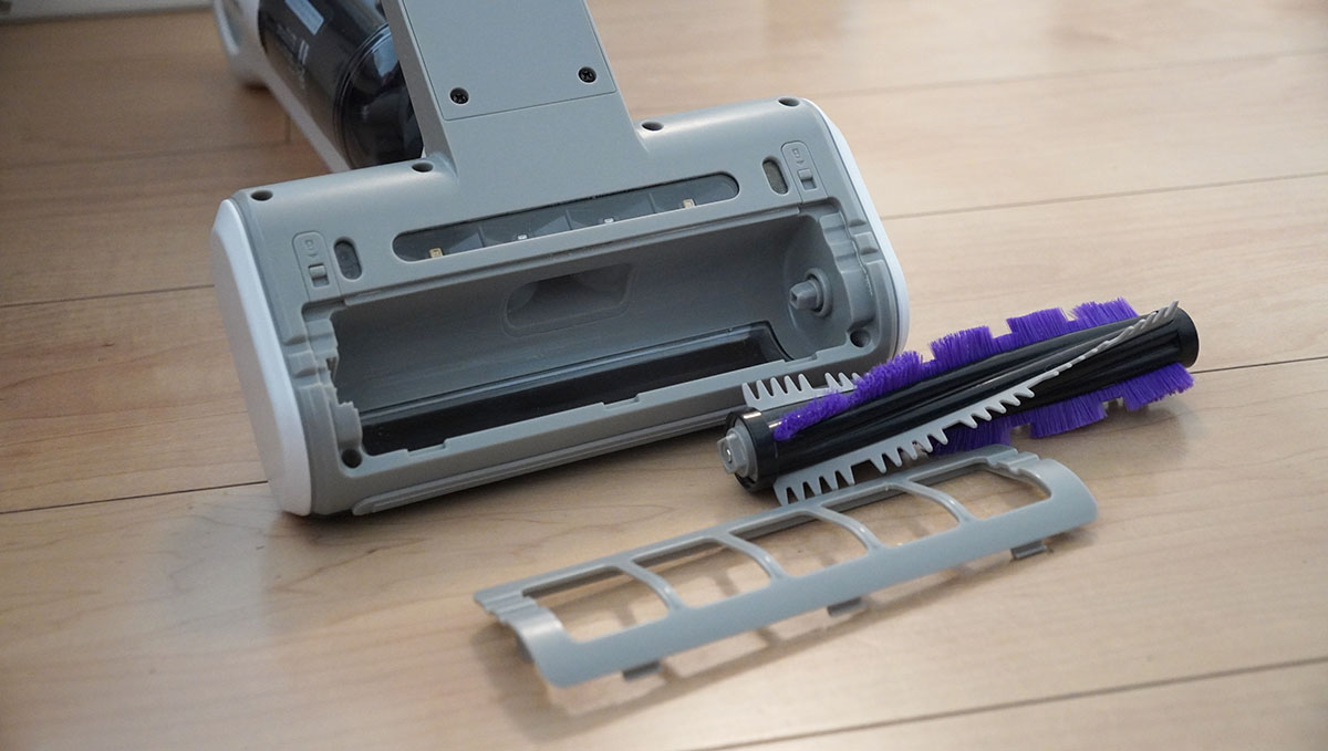 ヘッドブラシのカバーは左右のロックを解除するだけで簡単に取り外せて、中身を分解できるため、お手入れもしやすい